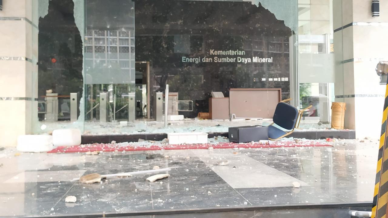 Kondisi Gedung ESDM yang dirusak massa demo brutal tolak Omnibus Law