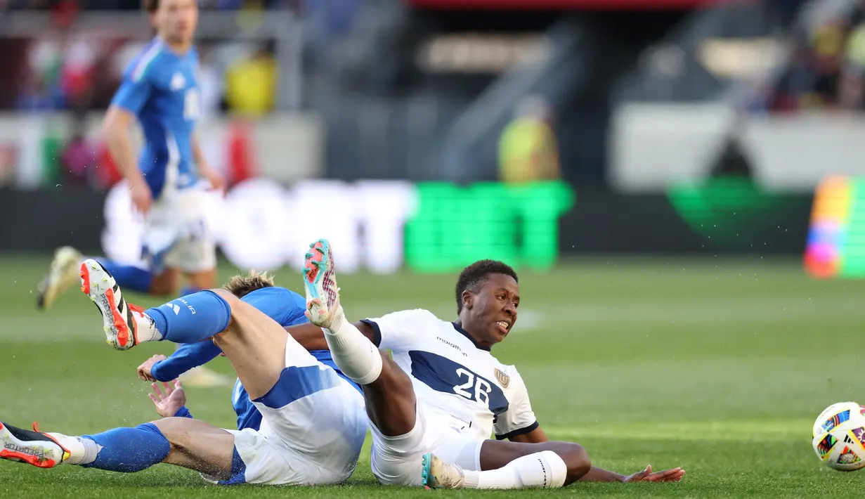 Meski memimpin, dalam laga tersebut Italia tidak terlalu dominan dalam penguasaan bola. (Charly TRIBALLEAU/AFP)