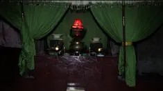 Berbicara tentang pesugihan, nama Gunung Kawi selalu disebut sebagai pusatnya. Konon di tempat itu banyak orang yang sengaja melakukan ritual. Beberapa interaksi benda seolah menguatkan mitos gaib di petilasan Keraton Gunung Kawi