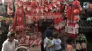 Pengunjung melintasi deretan kios pedagang musiman bendera Merah Putih dan pernak-pernik Hari Kemerdekaan yang memenuhi Pasar Jatinegara, Jakarta, Kamis (1/8/2019). Menjelang perayaan 17 Agustus, banyak pedagang musiman di Jakarta yang menjual pernak-pernik kemerdekaan. (merdeka.com/Iqbal S Nugroho)
