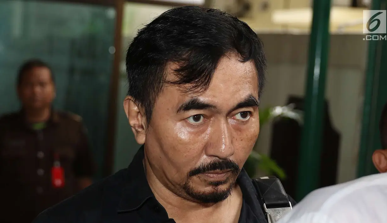 Ekspresi Gatot Brajamusti saat akan menjalani sidang pembacaan putusan kasus asusila di Pengadilan Negeri Jakarta Selatan, Selasa (24/4). (Liputan6.com/Immanuel Antonius)