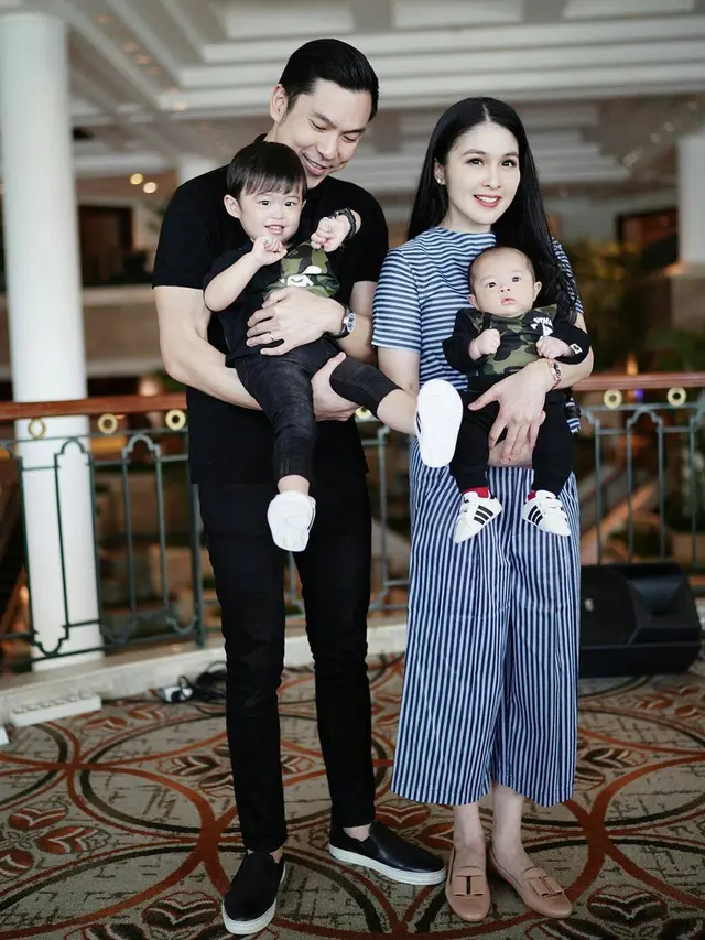 Sandra Dewi dan Keluarga