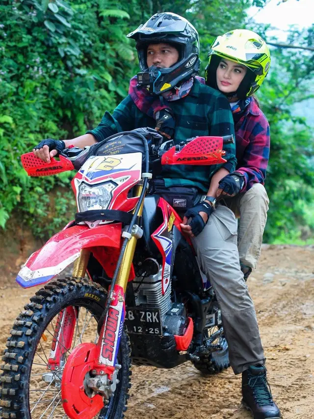 Sempat Jatuh, 7 Potret Ririn Ekawati dan Ibnu Jamil Saat Naik Motor Trail