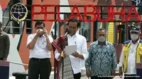 Tangkapan layar Menko Luhut terlihat sibuk menelepon saat Presiden Jokowi berpidato. (Foto: tangkapan layar kanal Youtube Sekretariat Presiden)