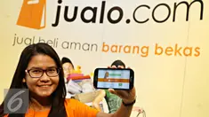 Pengunjung saat memperlihatkan situs Juolo.com saat konferensi pers di Jakarta, Senin (25/1). Chaim Fetter menargetkan bakal mengalahkan OLX Indonesia dalam waktu 18 bulan dari sekarang. (Liputan6.com/Immanuel Antonius)