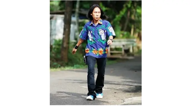 Pemilik nama asli Denny Wahyudi ini ternyata pernah punya rambut gondrong lho.