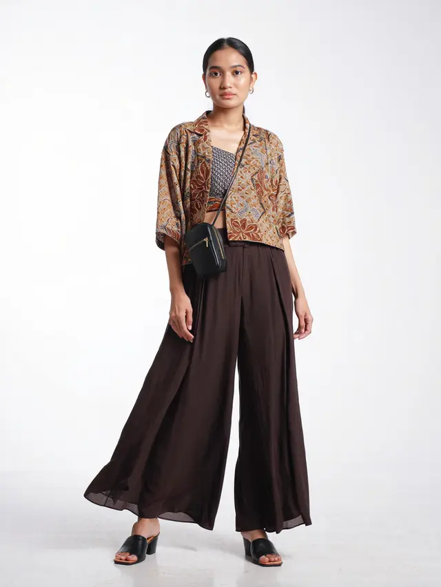 Model Celana yang Cocok Dipadukan dengan Baju Batik (Foto: Reve Art AI)