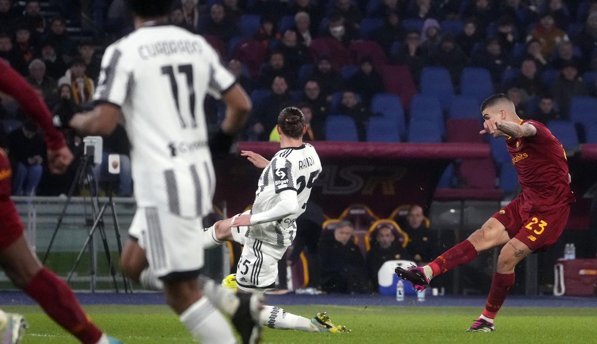 Pemain AS Roma, Gianluca Mancini mencetak gol kemenangan timnya ke gawang Juventus pada laga pekan ke-25 Liga Italia 2022/2023 yang berlangsung di Stadio Olimpico, Senin (06/03/2023) dini hari WIB. (AP Photo/Gregorio Borgia)