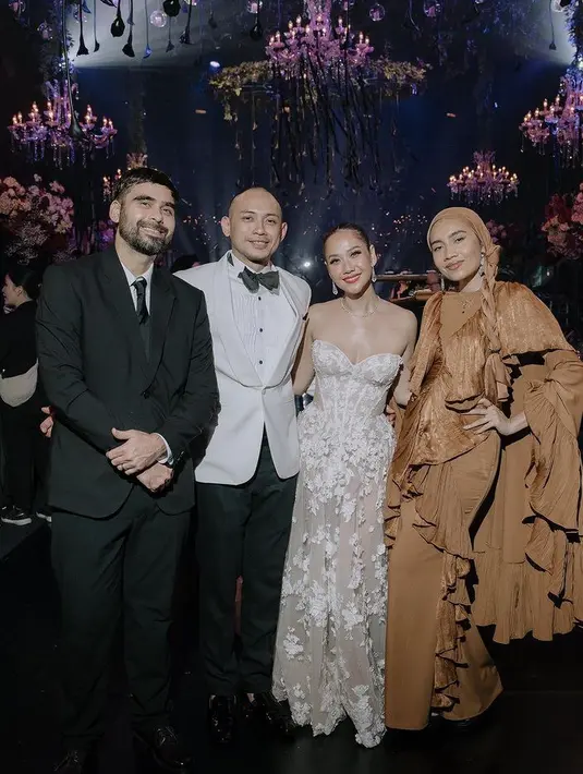 Saat resepsi, Yuna mengenakan dress dengan aksen dramatis pada lengan dan roknya, lengkap dengan bergaya kepang warna serasi.  [@yuna]