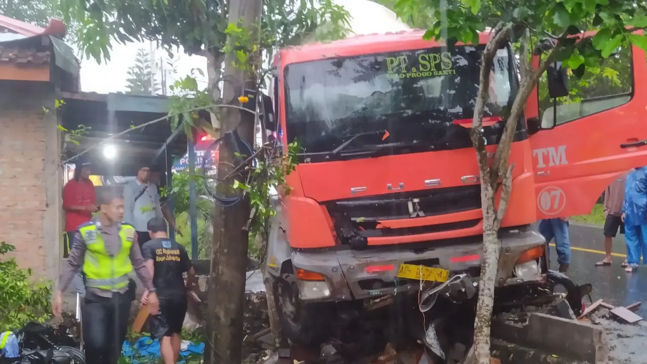 Kecelakaan maut truk molen di Jalan Utama Bedoyo-Baran, Kabupaten Gunungkidul, Provinsi Daerah Istimewa Yogyakarta (DIY).
