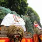 Langkah Prabowo-Hatta menuju KPU diiringi pawai reog yang menjadi ciri khas Ponorogo, Selasa (20/5/14). (Liputan6.com/Faizal Fanani)