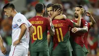 Timnas Portugal mencetak kemenangan besar 9-0 atas Luksemburg pada laga Grup J Kualifikasi Euro 2024 di Estadio Algarve, Selasa (12/9/2023) dini hari WIB. Kemenangan besar tersebut tanpa peran sang megabintang, Cristiano Ronaldo yang mesti absen akibat akumulasi tiga kartu kuning. Tiga pemain masing-masing mencetak brace dalam laga tersebut, Goncalo Inacio, Goncalo Ramos dan Diogo Jota. Sementara tiga pemain masing-masing menyumbang satu gol, Ricardo Horta, Bruno Fernandes dan Joao Felix. Dengan hasil ini Portugal kukuh di puncak klasemen dengan poin sempurna 18 hasil dari 6 kali menang, dengan total memasukkan 24 gol tanpa kebobolan. (AP Photo/Joao Matos)