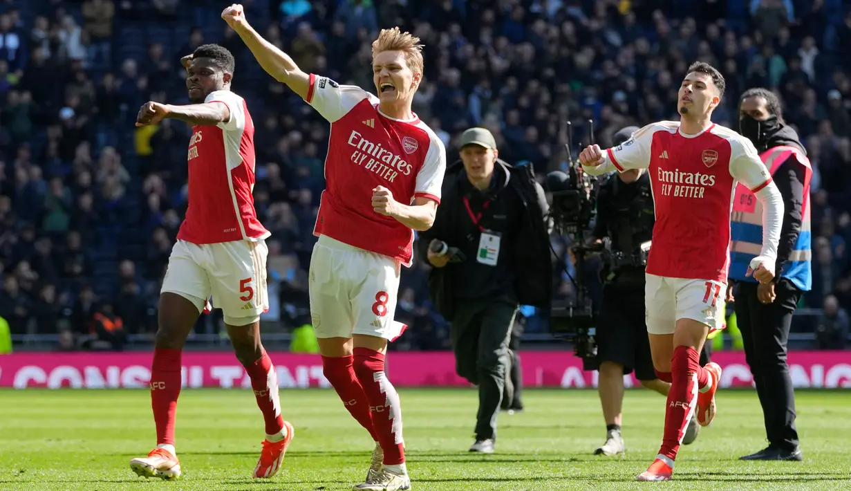 Kemenangan atas Tottenham Hotspur membuat Arsenal tetap bertengger di puncak klasemen sementara Liga Inggris 2023/2024 dengan 80 poin dari 35 pertandingan. (AP Photo/Kin Cheung)