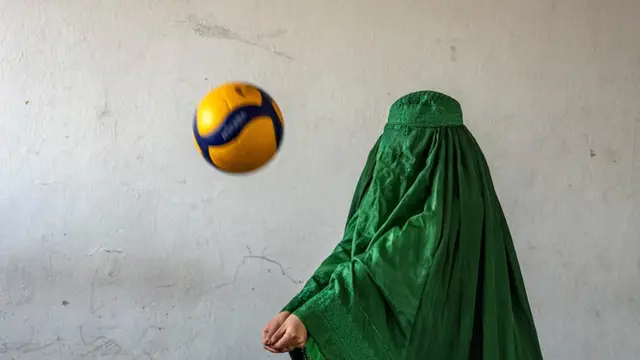 Wanita Afghanistan main voli di bawah kekuasaan Taliban. Dok: AP/Ebrahim Noroozi