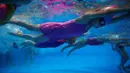 Sejumlah anak saat berlatih renang di sekolah olahraga Hangzhou Chen Jinglun Natatorium, di Hangzhou, provinsi Zhejiang, China, (10/8). (REUTERS/Aly Song)