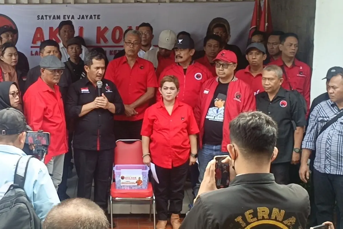Aksi pengumpulan koin digelar oleh Banteng Jogja di halaman kantor DPC PDI Perjuangan (PDIP) Kota Yogyakarta, Rabu (16/7/2025).