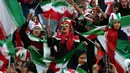 Wanita Iran bersorak saat menyaksikan laga kualifikasi Piala Dunia 2022 antara Iran dengan Kamboja di Stadion Azadi, Teheran, Iran, Kamis (10/10/2019). Dalam stadion tampak para suporter perempuan antusias mengibar-ibarkan bendera Iran dan bersorak untuk tim. (AP Photo/Vahid Salemi)