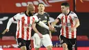 Striker Sheffield United, David McGoldrick (kiri), merayakan gol keduanya ke gawang Manchester United dalam laga lanjutan Liga Inggris 2020/21 pekan ke-13 di Bramall Lane, Sheffield, Kamis (17/12/2020). Sheffield United kalah 2-3 dari Manchester United. (AFP/Peter Powell/Pool)