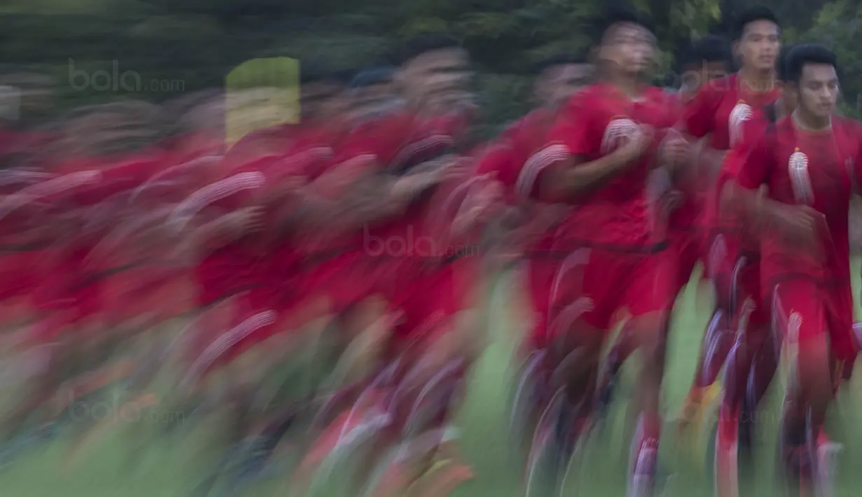 Para pemain Persija berlari saat latihan perdana Macan Kemayoran di Lapangan Sutasoma, Jakarta, Senin (18/12/2017). Latihan ini diikuti oleh 31 pemain, yang tujuh diantaranya pemain baru. (Bola.com/Vitalis Yogi Trisna)