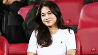 Lihat di sini gaya Azizah Salsha beri dukungan suami, Pratama Arhan di Piala Asia U-23 2024 Qatar. [@azizahsalsha_]