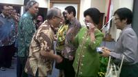  Di sela-sela ucapan salam perpisahan, tiba-tiba Nafsiah Mboi menitikkan air mata.