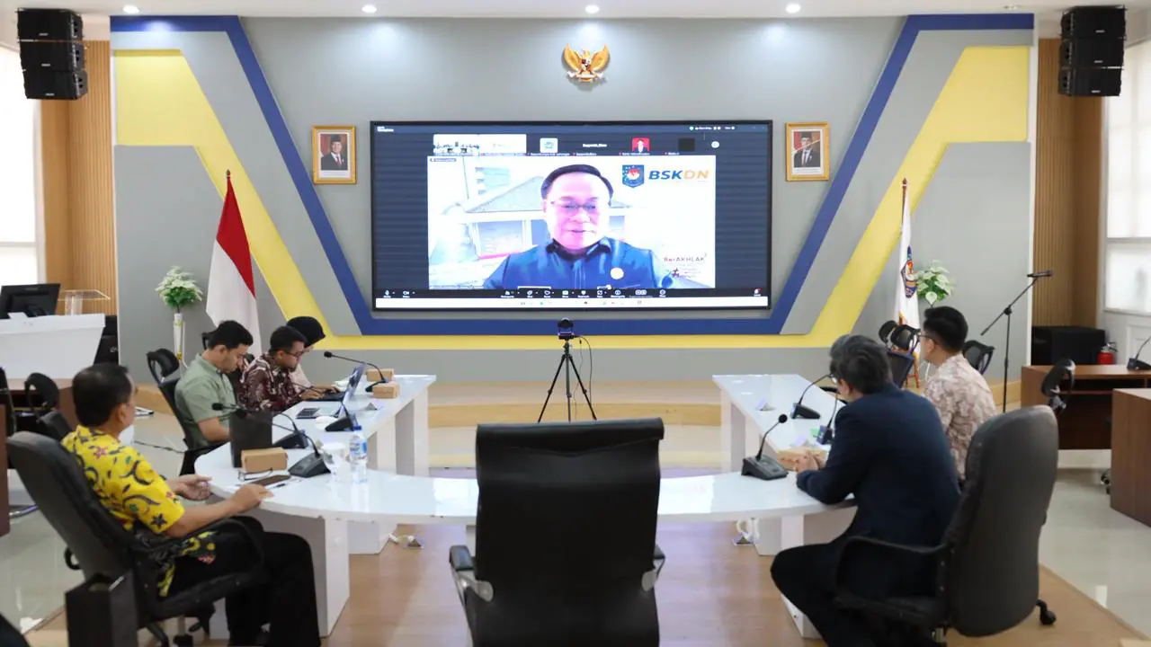 Sekretaris BSKDN Kemendagri, Noudy R.P. Tendean saat menggelar rapat koordinasi. (Istimewa)