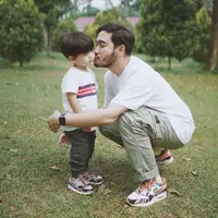 Potret Jeje Govinda dengan Zyan Anak Laki-lakinya