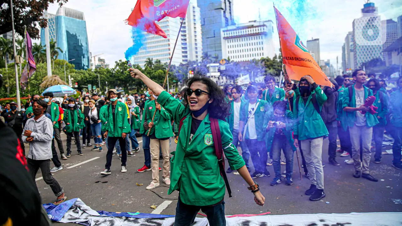 Asap Suar Warnai Unjuk Rasa Buruh Tolak UU Cipta Kerja