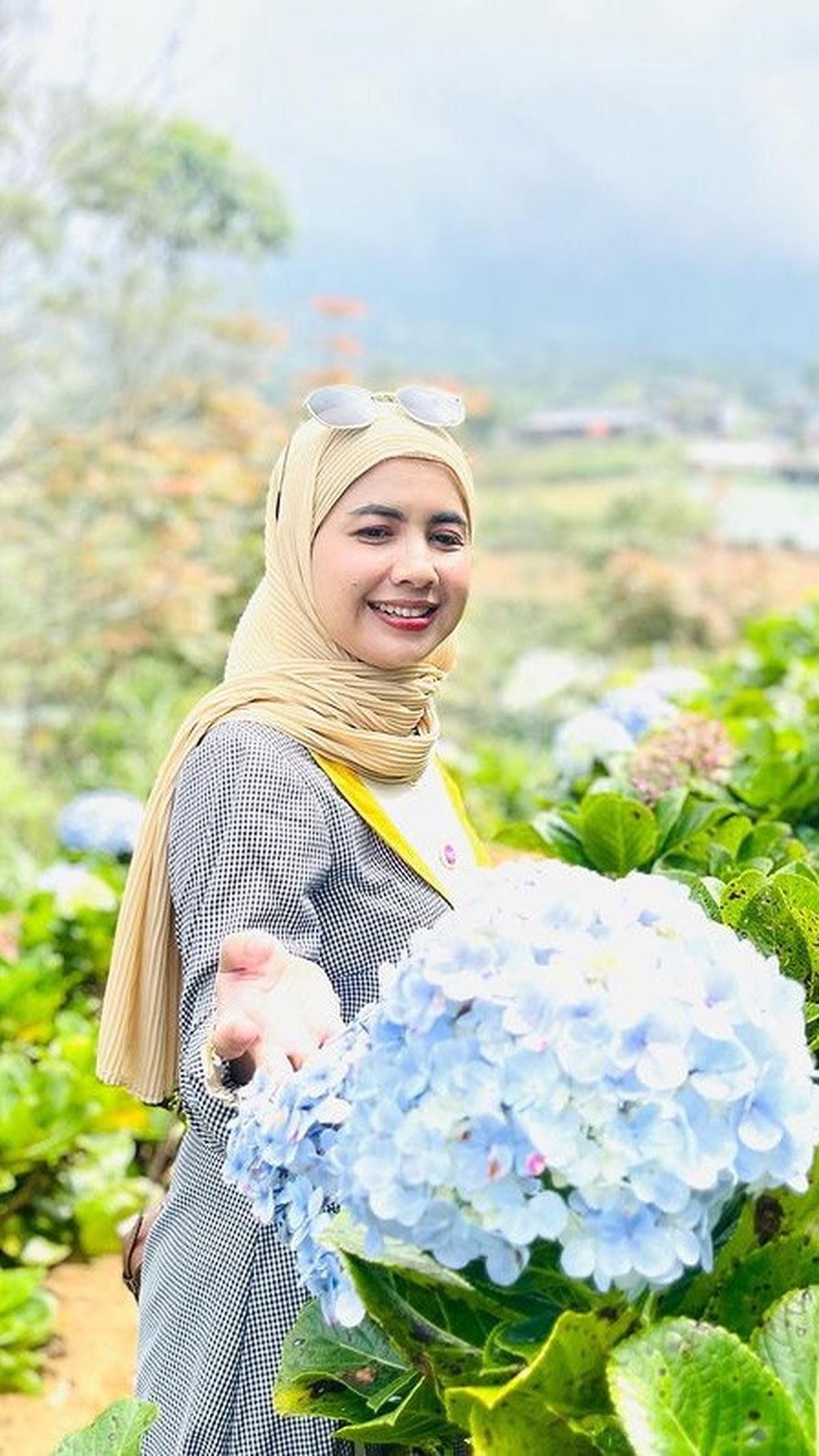 Riwayat pendidikan Zela tak main-main. Ketika menempuh pendidikan sarjana, Zela mengambil S-1 Pendidikan Guru Sekolah Dasar di Universitas Negeri Yogyakarta. Pendidikan S-2 mengambil Manajemen Bencana di Universitas Gadjah Mada (UGM).
