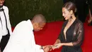 Jay Z pun memperlakukan Beyonce dengan penuh kemesraan di Met Gala. (REX/Shutterstock/HollywoodLife)