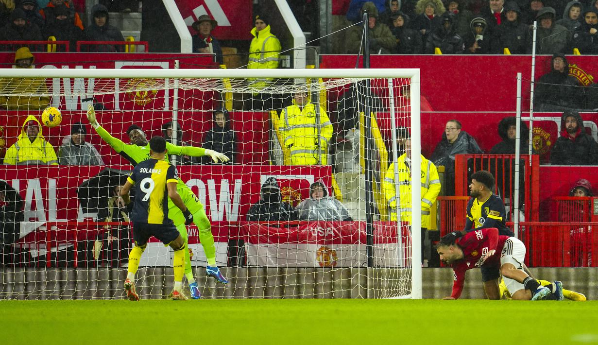 Gelandang Bournemouth, Philip Billing (kanan) mencetak gol kedua timnya ke gawang Manchester United pada laga pekan ke-16 Liga Inggris 2023/2024 di Old Trafford Stadium, Sabtu (9/12/2023). (AP Photo/Jon Super)