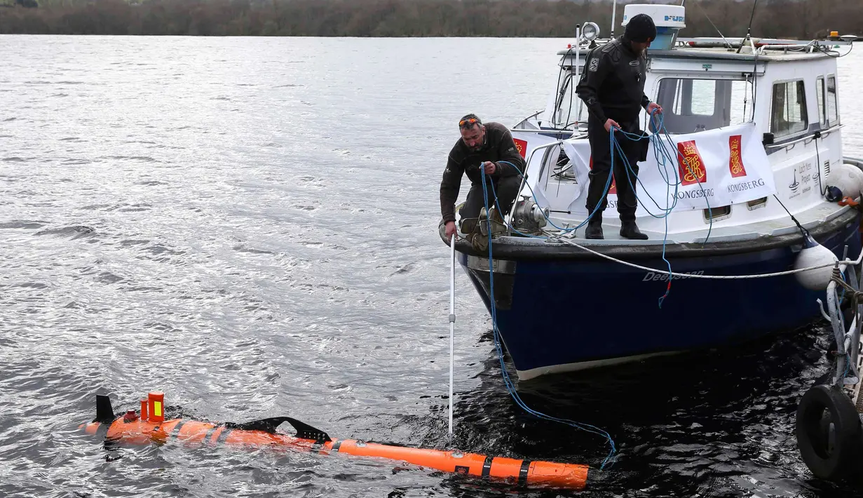 Robot Munin saat diturunkan dari kapal untuk menyelami Danau Loch Ness, Skotlandia, Inggris, Rabu (13/4). Robot cerdas ini nantinya akan merekam semua kejadian yang aneh di danau tersebut. (REUTERS / Russell Cheyne)    