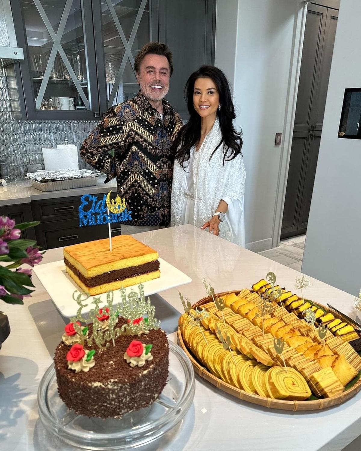Farah Quinn, sosok yang dikenal sebagai chef handal serta pribadi yang ramah, memilih untuk merayakan Lebaran dengan gaya yang khas dan hangat.&nbsp;<br>