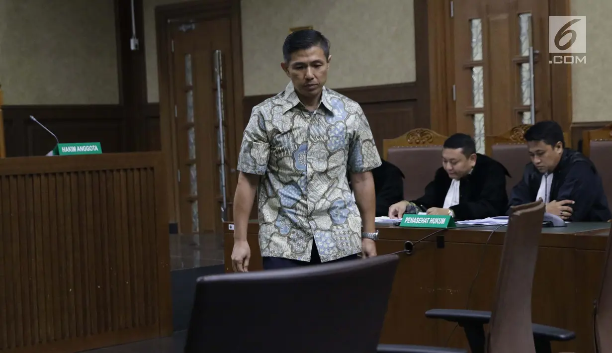 Pimpinan Tjokro Group, Kurniawan Eddy Tjokro saat menjalani sidang pembacaan dakwaan di Pengadilan Tipikor, Jakarta, Rabu (12/6/2019). Kenneth Sutardja didakwa dalam kasus dugaan suap kepada Direktur PT Krakatau Steel, Wisnu Kuncoro. (Liputan6.com/Helmi Fithriansyah)