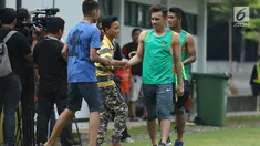 Pesepakbola, Egy Maulana Vikri menyapa penonton usai latihan bersama Timnas Indonesia U-23 di Senayan, Jakarta, Sabtu (17/3). Egy yang kini tergabung dalam skuat Lechia Gdansk pulang ke tanah air untuk mengikuti latihan. (Liputan6.com/Helmi Fithriansyah)