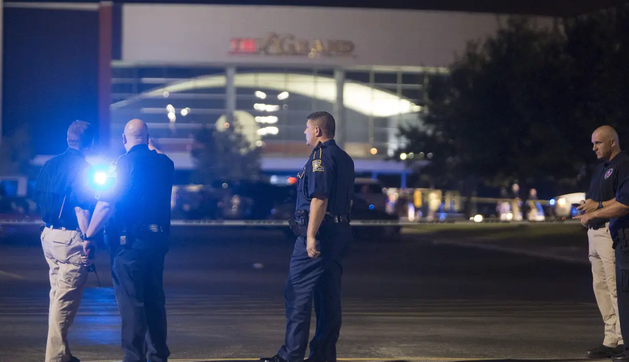 Polisi berjaga di area bioskop Lafayette, Louisiana, AS, Kamis (23/7/ 2015). Lafayette merupakan sebuah kota dari sekitar 120.000 orang terletak sekitar 55 mil (90 km) barat daya dari Baton Rouge. (REUTERS/Lee Celano)