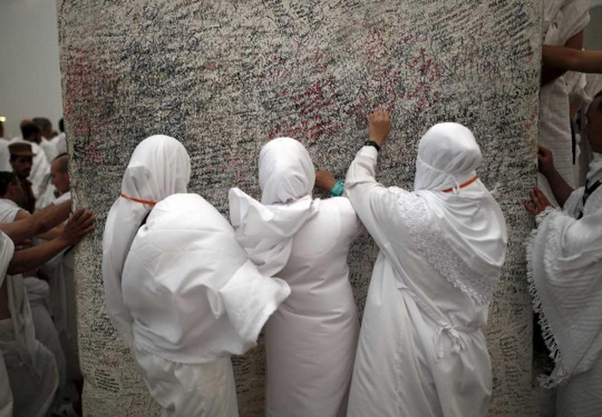 Coretan nama jemaah haji kotori puncak Jabal Rahmah