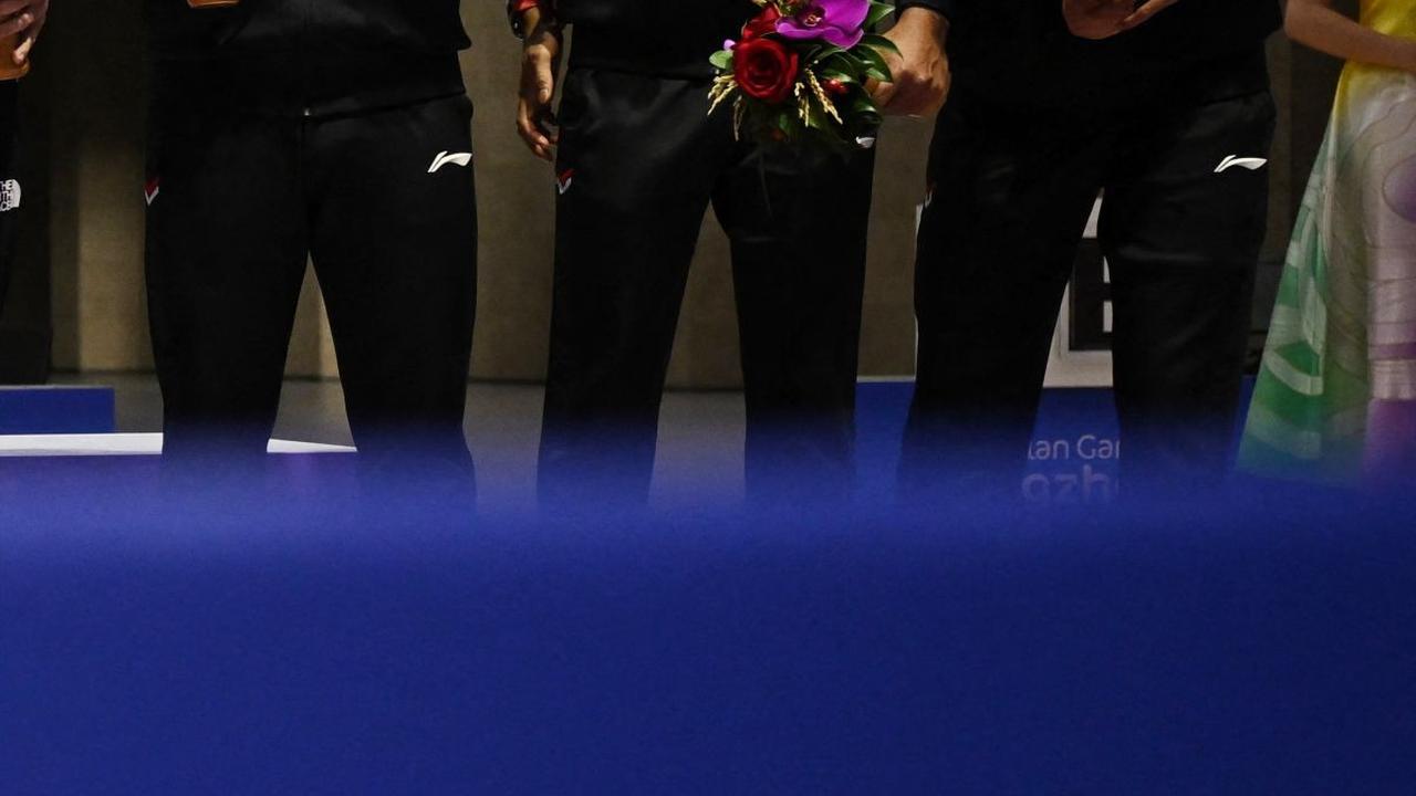 Tim beregu peraih medali perunggu dari Indonesia Muhammad Badri Akbar, Irfandi Julio dan Muhammad Sejahtera Dwi Putra berdiri di podium setelah pada cabang olahraga penembak dengan Target Lari 10m Beregu Putra Campuran di Pusat Olahraga Fuyang Yinhu, Han