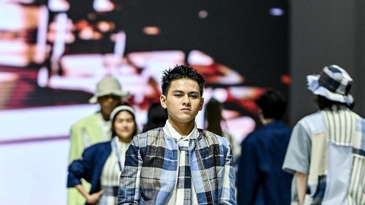 Berperan dalam Film Si Doel The Movie sebagai Anak dari Si Doel <br>