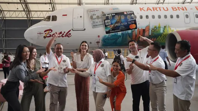 Rafi Ahmad bersama Luna Maya menghadiri acara peluncuran Kartu Co-brand BNI - Batik Air, yang diadakan di Hanggar Batam Aero Teknik, Jumat (18/3/2022).