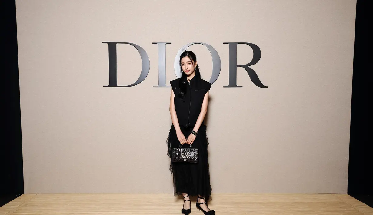 Tontawan Tantivejaku terlihat feminin kasual kenakan sleeveless knit tanktop dan rok renda hitam. [Dior]