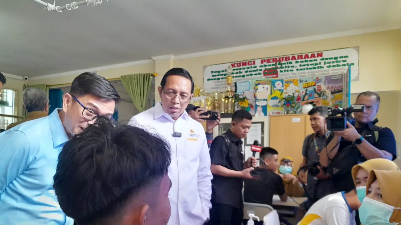 Kepala Komunikasi Kepresidenan RI Hasan Nisbi memantau pelaksanaan Cek Kesehatan Gratis Sekolah  (CKG Sekolah) di SMAN 6 Tangerang Selatan, Banten.