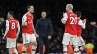 Manajer Arsenal Mikel Arteta (tengah) bersama fans merayakan kemenangan atas Everton pada pekan ke-27 Liga Inggris. Arsenal menang 3-2 di Emirates Stadium, Senin (24/2/2020) dini hari WIB. (Foto AP / Kirsty Wigglesworth)