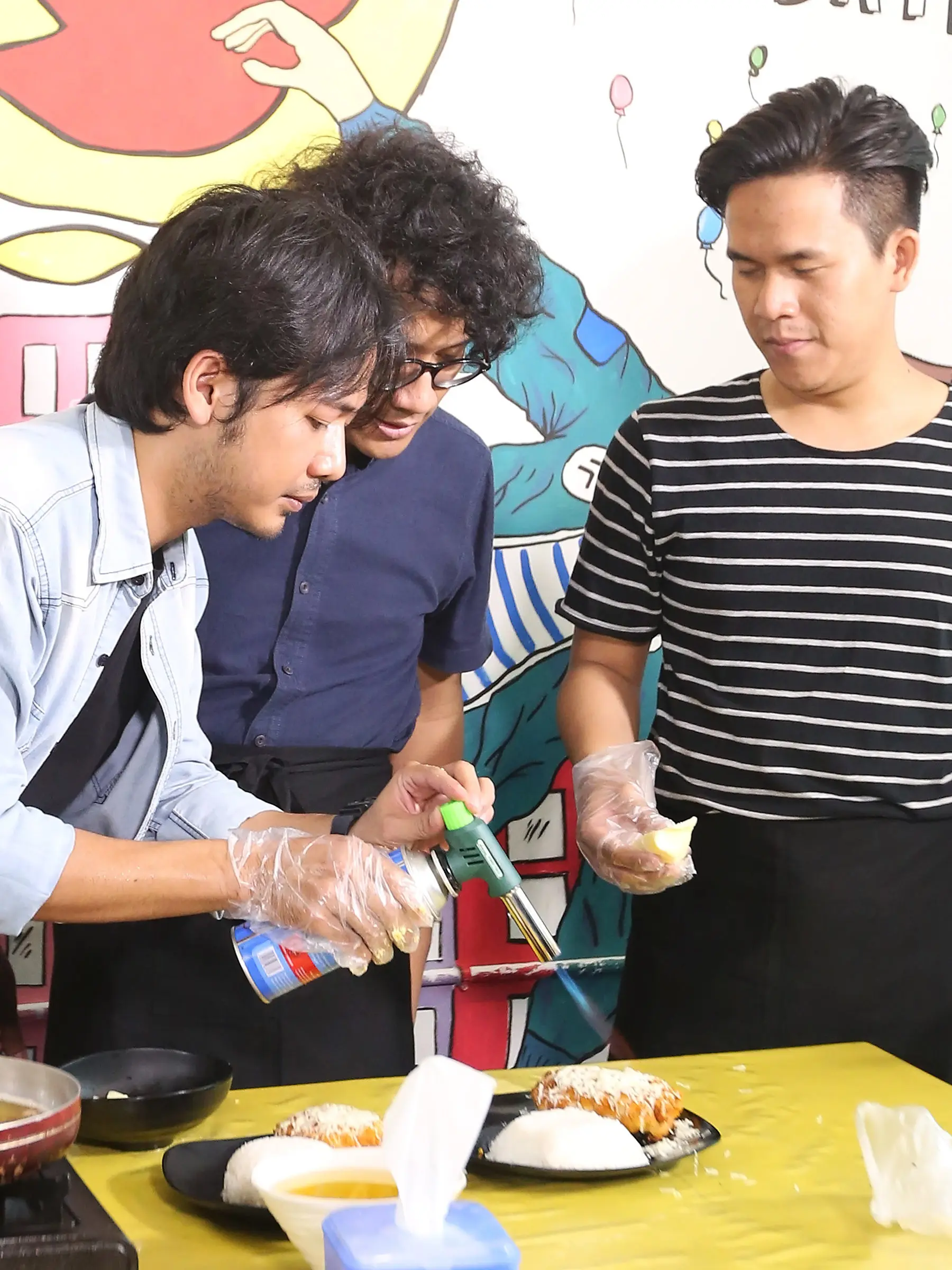 Terlihat Rayi sangat akrab dengan bahan-bahan masakan dan mengolahnya. Bahkan, kepiawaiannya Rayi diakui oleh empat personel lain. Rayyi dipercaya sebagai chef pribadi para personel D'Masiv saat sedang menjalani tur. (Bambang E. Ros/Bintang.com)