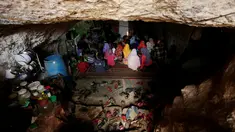 Anak-anak pengungsi  bersiap mengikuti kegiatan belajar di dalam sebuah gua di desa yang dikuasai pemberontak di Tramla, Provinsi Idlib, Suriah, 27 Maret 2016. Gua ini mampu menampung sekitar 120 siswa yang ingin belajar. (REUTERS/Khalil Ashawi)