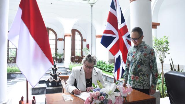 Menteri Asia Pasifik Inggris menandatangani perjanjian kerja sama dan disaksikan oleh Wakil Menteri Luar Negeri Mahendra Siregar.