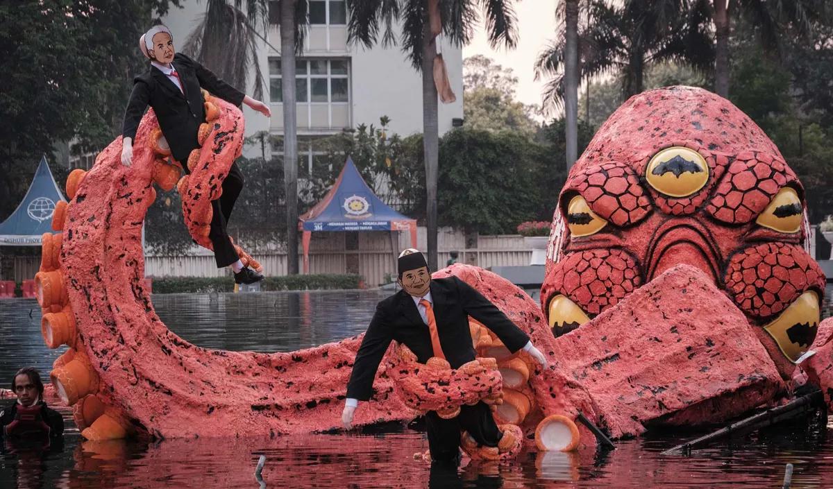 "Gawat teman-teman!! Ada monster gurita oligarki muncul di Bundaran HI, ia semakin besar dan rakus, sedang mengincar pesta demokrasi kita untuk terus melanggengkan pengaruh demi kepentingan golongan mereka saja,"