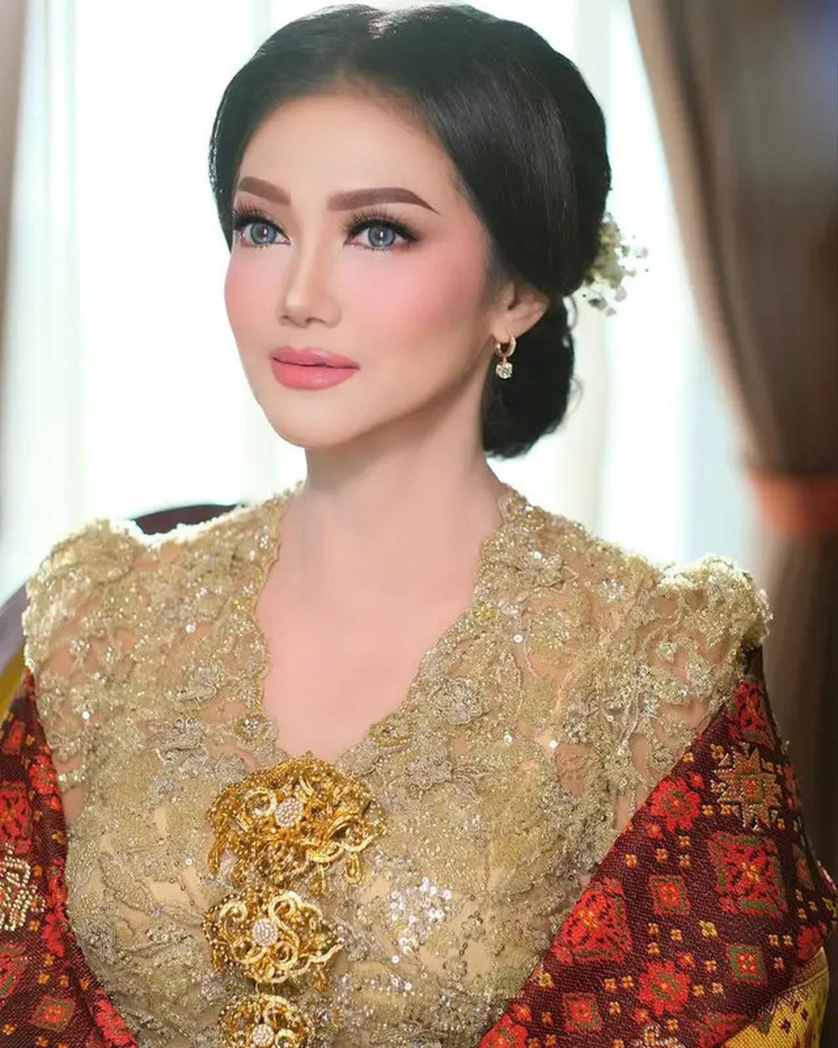 7 Potret Bella Saphira Pakai Kebaya, Penampilannya saat Acara Mantu Anak Curi Perhatian
