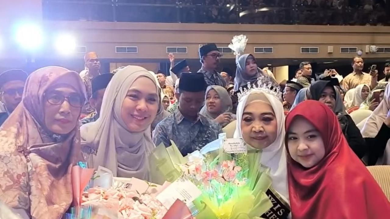 Oki Setiana Dewi mengungkapkan bahwa sang bunda mampu mempelajari dan menghafal Al-Quran selama enam hingga tujuh jam setiap harinya.<br><br>