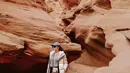 Tengah mengunjungi Antelop Canyone, Lake Powell Page Arizona, Nikita Willy tampil kece dengan padu padan t-shirt puff jacket, dan pants. Aksesori berupa topi pun melengkapi penampilannya. (Instagram/nikitawillyofficial94).